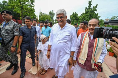 NEW DELHI INDIA SEPTEMBER 11 Eylül 2024 Gajendra Singh Shekhawat Birliği Kültür ve Turizm Bakanı BJP lideri Vijay Goel ile birlikte Gandhi Darshan 'daki Mahatma Gandhi' ye adanmış bir demiryolu koçunun açılışına geldi.