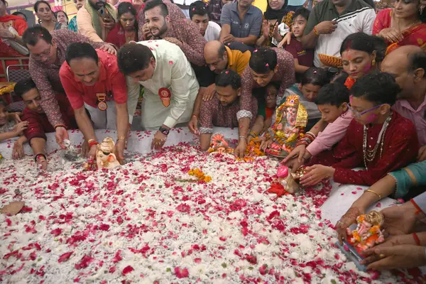 stock image NEW DELHI INDIA SEPTEMBER 11 2024 Devotees seen immersing Idols of Hindu Lord Ganesh five day s at Delhi ka Maharaja go for ecofriendly Ganpati Visarjan during the 23rd Ganesh Mahotsav 2024 at Laxmi Nagar on September 11 2024 in New Delhi India The i