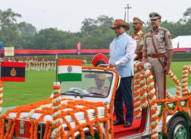 NEW DELHI INDIA JULY 12023 Vinai Kumar Saxena Vali Yardımcısı Delhi Polis Teşkilatı 'nın 29 Haziran 2023 tarihinde Yeni Delhi Hindistan' da Yeni Polis Hatları Kingsway Kampı 'nda yürüttüğü törende onur kıtasını denetliyor. 