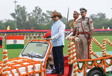 NEW DELHI INDIA JULY 12023 Vinai Kumar Saxena Vali Yardımcısı Delhi Polis Teşkilatı 'nın 29 Haziran 2023 tarihinde Yeni Delhi Hindistan' da Yeni Polis Hatları Kingsway Kampı 'nda yürüttüğü törende onur kıtasını denetliyor. 