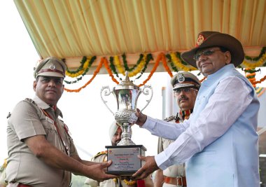 NEW DELHI INDIA JULY 12023 Lalit Kumar SHO PS Model Town, 29 Haziran 2023 tarihinde Yeni Polis Hatları Kingsway Kampı 'ndaki Komisyon Günü Geçit Töreni sırasında Vinai Kumar Saxena Vali Yardımcısı Swachhata ödülünü aldı.