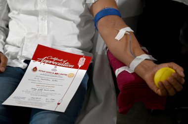 NOIDA INDIA HAZİRAN 12023 Samajwadi Partisi çalışanları, eski Genel Sekreter Akhilesh Yadavs 'ın doğum günü münasebetiyle 29 Haziran 2023 tarihinde Noida Hindistan' da Sunil Ghosh Hindustan Times tarafından yapılan bir bağış kampanyası sırasında kan bağışlarken görüldü.