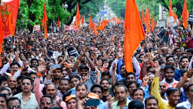 MUMBAI INDIA Temmuz 12023 Shiv Sena UBT parti çalışanları, 29 Haziran 2023 'te Mumbai Hindistan' da BMC ofisi yakınlarında Aditya Thackeray liderliğindeki bir Dhadak Morcha protestosu düzenledi.