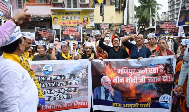 MUMBAI INDIA JULY 12023 Manipuri halkı, Vijay Bate Hindustan Times tarafından Hindistan 'da 1 Temmuz 2023 tarihinde Santacruz' da Manipur 'da yaşanan çatışmalarla ilgili endişeleri göstermek amacıyla Aam Aadmi Partisi barışçıl protesto gösterisine katıldı.