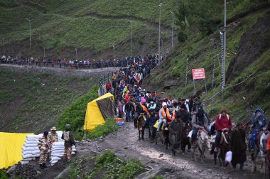 SRINAGAR INDIA JULY 12023 İlk Amarnath hacı grubu, 29 Haziran 2023 'te Srinagar' ın 125 kilometre kuzeydoğusundaki Baltal rotasındaki Amarnath mağarasına doğru yola çıktı.