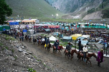 SRINAGAR INDIA JULY 12023 İlk Amarnath hacı grubu, 29 Haziran 2023 'te Srinagar' ın 125 kilometre kuzeydoğusundaki Baltal rotasındaki Amarnath mağarasına doğru yola çıktı.