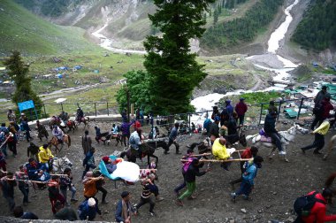SRINAGAR INDIA JULY 12023 İlk Amarnath hacı grubu, 29 Haziran 2023 'te Srinagar' ın 125 kilometre kuzeydoğusundaki Baltal rotasındaki Amarnath mağarasına doğru yola çıktı.