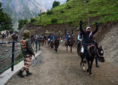 SRINAGAR INDIA JULY 12023 İlk Amarnath hacı grubu, 29 Haziran 2023 'te Srinagar' ın 125 kilometre kuzeydoğusundaki Baltal rotasındaki Amarnath mağarasına doğru yola çıktı.