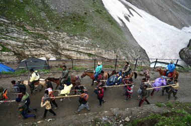 SRINAGAR INDIA JULY 12023 İlk Amarnath hacı grubu, 29 Haziran 2023 'te Srinagar' ın 125 kilometre kuzeydoğusundaki Baltal rotasındaki Amarnath mağarasına doğru yola çıktı.