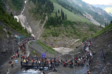 SRINAGAR INDIA JULY 12023 İlk Amarnath hacı grubu, 29 Haziran 2023 'te Srinagar' ın 125 kilometre kuzeydoğusundaki Baltal rotasındaki Amarnath mağarasına doğru yola çıktı.