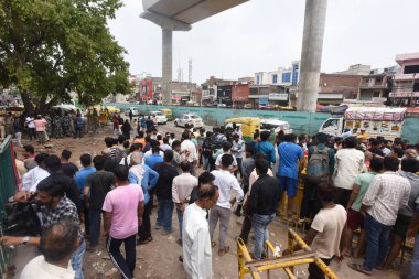 YENİ DELHI INDIA 2 Temmuz 2023 Polis personeli ve yerel halk Bhajanpura Chowk bölgesinde 2 Temmuz 2023 'te Yeni Delhi' de bir Hanuman tapınağı ve bir Dargah 'ın inşası için iki dini yapının yıkılması sonrasında ayakta kaldı. 