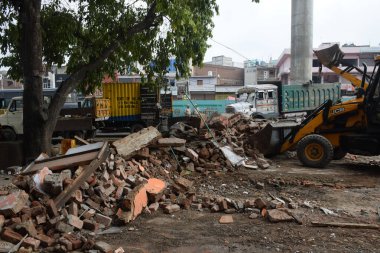 YENİ DELHI INDIA 2 Temmuz 2023 Bhajanpura Chowk çevre yolunda 2 Temmuz 2023 tarihinde Bhajanpura 'da bir üstgeçit inşa etmek için iki dini yapıyı yıkmak için kullanılan bir Hanuman tapınağı ve bir Dargah yıkıldı. 