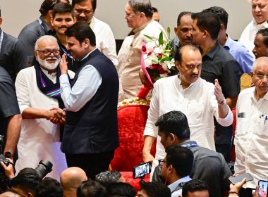 MUMBAI INDIA 2 Temmuz 2023 NCP Lideri yeni atanan bakan Chhagan Bhujbal, 2 Temmuz 2023 tarihinde Mumbai 'de Raj Bhavan' da yemin ettikten sonra Dy CM Devendra Fadnavis ile etkileşime girdi.