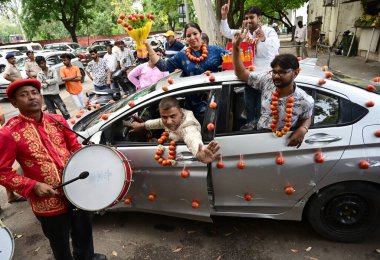 CHANDIGARH INDIA 2 Temmuz 2023 Domates çelenkleriyle gençlik kongresi çalışanları Ravi Kumar Hindustan Times tarafından çekilen Chandigarh Hindistan 'da 19 Temmuz 2023' de yükselen enflasyonu protesto eden domatesli rapler ve araba süslemeleri hediye ediliyor.