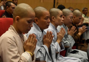 NEW DELHI INDIA 3 Temmuz 2023 Keşişler Uluslararası Budist Konfederasyonları sırasında dua ettiler IBC 'de Guru Purnima' nın Çakra Pravartana Divas 'ı kutlaması 3 Temmuz 2023 tarihinde Yeni Delhi Hindistan' da Sonu Mehta Hindustan tarafından çekilmiştir.