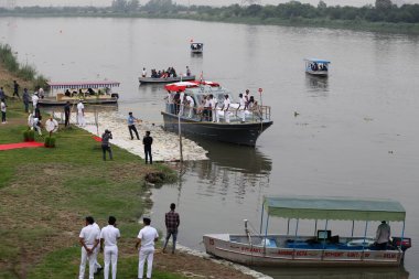 NEW DELHI INDIA 4 Temmuz 2023 Delhi LG Vinay Saxena, NGT başkanı ile birlikte 4 Temmuz 2023 tarihinde ITO 'da Yamuna Nehri' nde seyir edilebilen kanalı denetlemektedir. 