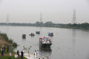 NEW DELHI INDIA 4 Temmuz 2023 Delhi LG Vinay Saxena, NGT başkanı ile birlikte 4 Temmuz 2023 tarihinde ITO 'da Yamuna Nehri' nde seyir edilebilen kanalı denetlemektedir. 