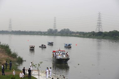 NEW DELHI INDIA JULY 4 2023 Delhi LG Vinay Saxena along with NGT chairman inspect the recently ascertained navigable channel in Yamuna River at ITO on July 4 2023 on New Delhi India Photo by Salman Ali Hindustan Times  clipart