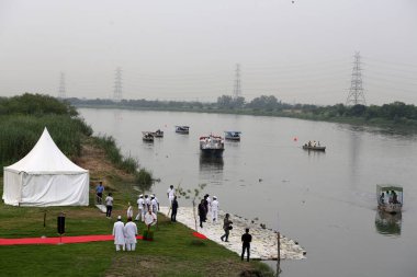 NEW DELHI INDIA 4 Temmuz 2023 Delhi LG Vinay Saxena, NGT başkanı ile birlikte 4 Temmuz 2023 tarihinde ITO 'da Yamuna Nehri' nde seyir edilebilen kanalı denetlemektedir. 