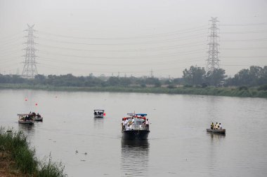 NEW DELHI INDIA 4 Temmuz 2023 Delhi LG Vinay Saxena, NGT başkanı ile birlikte 4 Temmuz 2023 tarihinde ITO 'da Yamuna Nehri' nde seyir edilebilen kanalı denetlemektedir. 