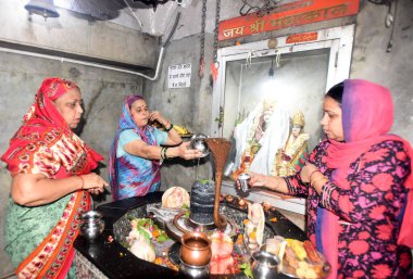 NEW DELHI INDIA JULY 4 2023 Devotees offer prayers to Lord Shiva temple on Tuesday as the holy month of Sawan Shravan commences on July 4 2023 in New Delhi India Photo By Sonu Mehta Hindustan Times  clipart