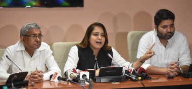 YENİ DELHI INDIA 4 Temmuz 2023 Delhi Belediye Başkanı Shelly Oberoi C Belediye Başkan Yardımcısı Delhi Belediye Başkanı Aaley Mohammad Iqbal R MCD lideri Mahesh Goyal, MCD basın toplantısı sırasında basın mensuplarına seslendi