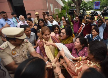 YENİ DELHI INDIA 4 Temmuz 2023 Polis Mahila Kongre çalışanlarını 4 Temmuz 2023 'te BJP DDU Marg' da artan gıda fiyatlarını protesto ederken gözaltına aldı. Fotoğraf: Sonu Mehta Hindustan Times