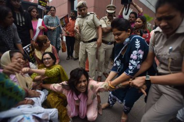 YENİ DELHI INDIA 4 Temmuz 2023 Polis Mahila Kongre çalışanlarını 4 Temmuz 2023 'te BJP DDU Marg' da artan gıda fiyatlarını protesto ederken gözaltına aldı. Fotoğraf: Sonu Mehta Hindustan Times
