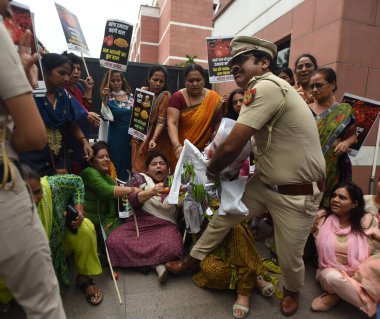 YENİ DELHI INDIA 4 Temmuz 2023 Polis Mahila Kongre çalışanlarını 4 Temmuz 2023 'te BJP DDU Marg' da artan gıda fiyatlarını protesto ederken gözaltına aldı. Fotoğraf: Sonu Mehta Hindustan Times