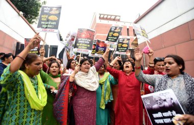 NEW DELHI INDIA 4 Temmuz 2023 Mahila Kongresi Flash 4 Temmuz 2023 'te BJP DDU Marg' da gıda ürünlerinde artan fiyatları protesto etti. Fotoğraf: Sonu Mehta Hindustan Times