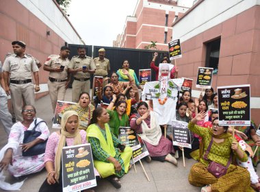 NEW DELHI INDIA 4 Temmuz 2023 Mahila Kongresi Flash 4 Temmuz 2023 'te BJP DDU Marg' da gıda ürünlerinde artan fiyatları protesto etti. Fotoğraf: Sonu Mehta Hindustan Times