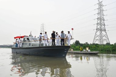 NEW DELHI INDIA 4 Temmuz 2023 Delhi LG Vinai Kumar Saxena Başkan NGT Adarsh Goel ve Donanma yetkilileri ile birlikte 4 Temmuz 2023 'te Yeni Delhi Hindistan' da Sanjeev Verma Hindustan saatine göre yeni tespit edilen navigasyon kanalını inceliyorlar.