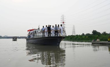 NEW DELHI INDIA 4 Temmuz 2023 Delhi LG Vinai Kumar Saxena Başkan NGT Adarsh Goel ve Donanma yetkilileri ile birlikte 4 Temmuz 2023 'te Yeni Delhi Hindistan' da Sanjeev Verma Hindustan saatine göre yeni tespit edilen navigasyon kanalını inceliyorlar.