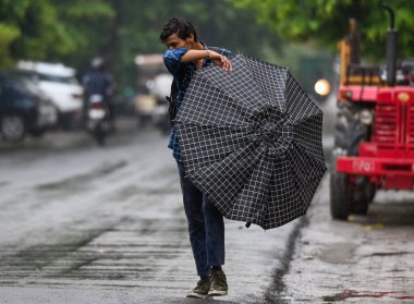 NOIDA INDIA 4 HAZİRAN 2023 Işık yağmurunda 12. Bölge yolunda 4 Temmuz 2023 Noida Hindistan Fotoğrafı: Sunil Ghosh Hindustan Times 