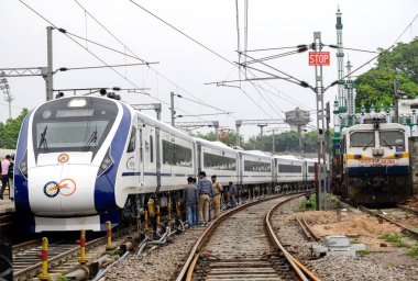 Lucknow ve Gorakhpur arasında Ayodhya üzerinden geçecek olan 4 Temmuz 2023 tarihli Vande Bharat treni 4 Temmuz 2023 tarihinde Deepak Gupta Hindustan Times 'ın Lucknow India Fotoğrafı ile Charbagh tren istasyonuna vardı.