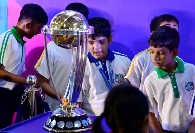 MUMBAI INDIA 4 Temmuz 2023 Bombay İskoç Okulu Öğrencileri, 4 Temmuz 2023 'te Mumbai Hindistan' da düzenlenen Mahim 'de düzenlenen Kupa Turu sırasında ICC Mens Dünya Kupası' na bakıyorlar.