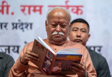 MUMBAI INDIA 4 Temmuz 2023 Sarsanghchalak of the Rashtriya Swayamsevak Sangh Mohan Bhagwat ve Ram Naik eski Uttar Pradesh valisi Laxmanrao Madhavrao Inamdar Modiji Rajabha ile birlikte Vakilsaheb 'in biyografisini yazdılar.