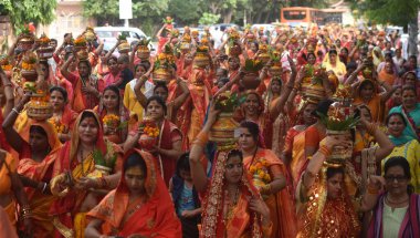 NEW DELHI INDIA 5 Temmuz 2023 Kalash Yatra 'da Pandit Dhirendra Shastri Bageshwardham Hanuman Katha' dan önce katılan binlerce kadın hayranı 5 Temmuz 2023 tarihinde Yeni Delhi Hindistan 'da düzenlenen IP uzantısında 5 Temmuz Perşembe gününden başlayarak Sonu