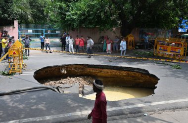 NEW DELHI INDIA 5 Temmuz 2023 Batı Delhis Janakpuri 'deki bir yolun büyük bir bölümü bir kanalizasyon hattı sızıntısı nedeniyle çöktü. Yetkililer 5 Temmuz 2023 tarihinde Yeni Delhi Hindistan' da yolun Delhi Jal yönetim kurulunun bir kanalizasyon hattının sızıntısı nedeniyle çöktüğünü söylediler.