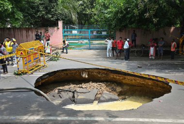 NEW DELHI INDIA 5 Temmuz 2023 Batı Delhis Janakpuri 'deki bir yolun büyük bir bölümü bir kanalizasyon hattı sızıntısı nedeniyle çöktü. Yetkililer 5 Temmuz 2023 tarihinde Yeni Delhi Hindistan' da yolun Delhi Jal yönetim kurulunun bir kanalizasyon hattının sızıntısı nedeniyle çöktüğünü söylediler.