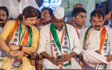 MUMBAI INDIA 5 Temmuz 2023 Narhari Sitaram Zirwal Maharashtra Yasama Meclisi Başkan Yardımcısı ve Chakankar rupali 5 Temmuz 2023 tarihinde Mumbai Hindistan 'da düzenlenen parti toplantısında Satish Bate Hindustan Times