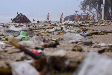 MUMBAI INDIA 5 Temmuz 2023 Sivil İşçiler temizleme plastik atık ve çöp kıyıya yıkadı muson sırasında Juhu sahilinde 5 Temmuz 2023 Hindistan 'da şehir kıyıları ciddi çöp krizine tanık