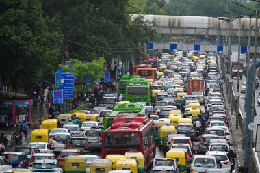NEW DELHI INDIA 6 Temmuz 2023 Şiddetli trafik sıkışıklığı ITO 'da 6 Temmuz 2023 tarihinde görülen Yeni Delhi Hindistan Fotoğrafı: Sanchit Khanna Hindustan Times
