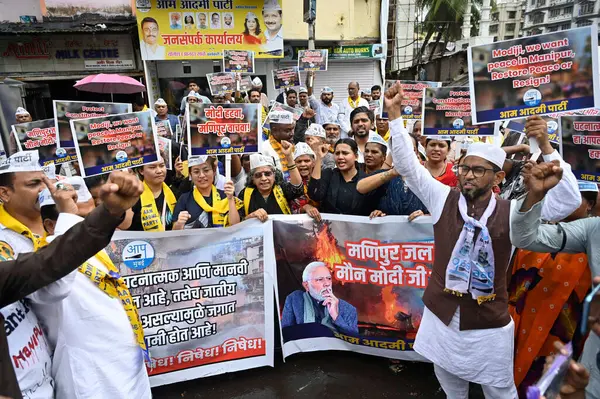 MUMBAI INDIA JULY 12023 Manipuri halkı, Vijay Bate Hindustan Times tarafından Hindistan 'da 1 Temmuz 2023 tarihinde Santacruz' da Manipur 'da yaşanan çatışmalarla ilgili endişeleri göstermek amacıyla Aam Aadmi Partisi barışçıl protesto gösterisine katıldı.