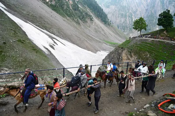 SRINAGAR INDIA JULY 12023 İlk Amarnath hacı grubu, 29 Haziran 2023 'te Srinagar' ın 125 kilometre kuzeydoğusundaki Baltal rotasındaki Amarnath mağarasına doğru yola çıktı.