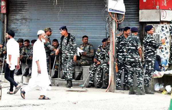 YENİ DELHI INDIA 2 Temmuz 2023 Polis personeli ve yerel halk Bhajanpura Chowk bölgesinde 2 Temmuz 2023 'te Yeni Delhi' de bir Hanuman tapınağı ve bir Dargah 'ın inşası için iki dini yapının yıkılması sonrasında ayakta kaldı. 