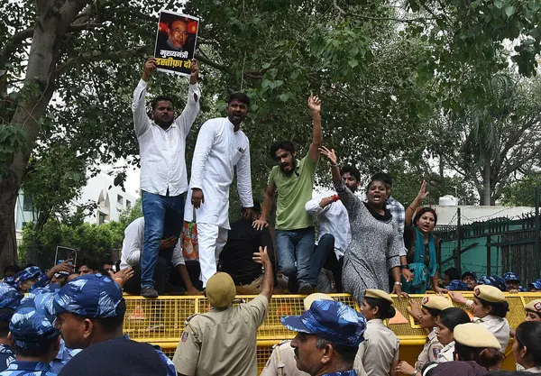 NEW DELHI INDIA 3 Temmuz 2023 Hint Gençlik Kongresi aktivistleri 3 Temmuz 2023 'te Yeni Delhi Hindistan Kongresi' nde Manipur Başbakanının istifasını talep eden Hint Gençlik Kongresi eylemcilerinin kişisel bilgileri