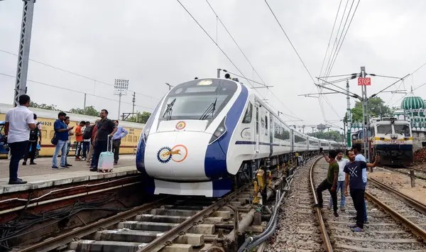 stock image LUCKNOW INDIA JULY 4 2023 Vande Bharat train which will ply between Lucknow and Gorakhpur via Ayodhya arrived at the Charbagh Railway station during trail run on July 4 2023 in Lucknow India Photo by Deepak Gupta Hindustan Times