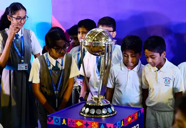 stock image MUMBAI INDIA JULY 4 2023 Students of Bombay Scottish School takes look at ICC Mens World Cup Trophy during the Trophy Tour at Mahim on July 4 2023 in Mumbai India Photo by Anshuman Poyrekar Hindustan Times