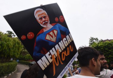 NEW DELHI INDIA 6 Temmuz 2023 Hint Gençlik Kongresi çalışanları 6 Temmuz 2023 'te Yeni Delhi IndiaPhoto' da ülke genelinde yükselen enflasyonu sembolik bir şekilde protesto ettiler. 
